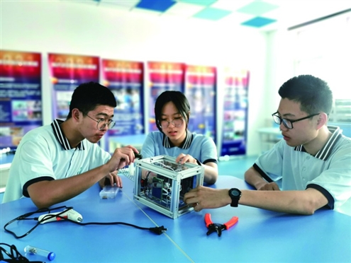 通过开展各类课程,激发和培养学生的兴趣